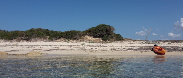 Piragua solitaria en la playa